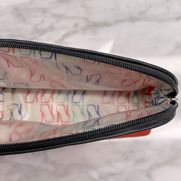 Fun makeup bag, barely used, travel case for make up vinyl lining for easy clean - Picture 3 of 4